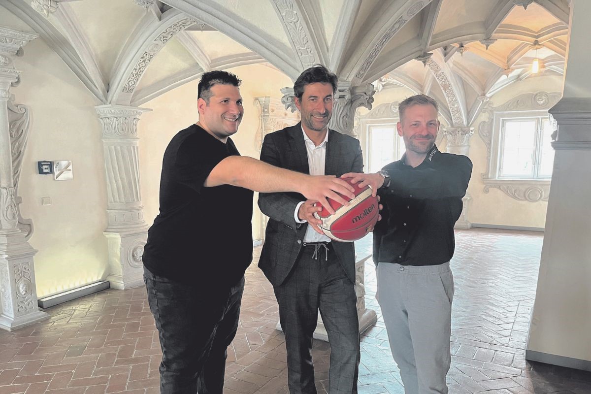 Vertreter von BV Hellas, Stadt Esslingen und Basketballverband Baden-Württemberg halten einen Basketball